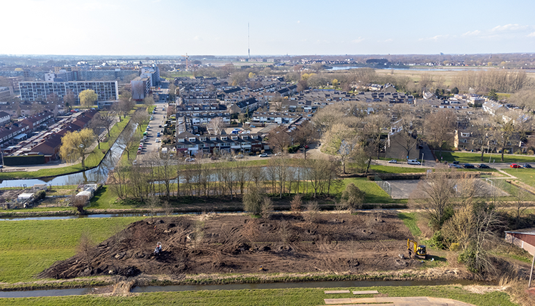 Luchtfoto van de nieuwe locatie van de zomereiken aan de rand van woonwijk De Hagen
