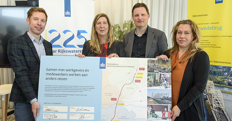 Bart de Mooij, Karin Weustink, Jasper Hoogeland en Zuhal Gül houden het bord omhoog met daarop de handtekeningen 