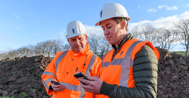 Martijn de Haan en Paul Adriaansen toetsen de werkzaamheden op locatie tijdens het graven van de nieuwe sloot