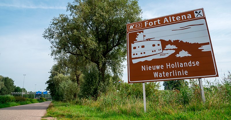 Toeristisch bord van Fort Altena Nieuwe Hollandse waterlinie langs de snelweg