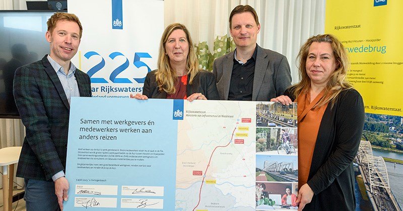 Bart de Mooij, Karin Weustink, Jasper Hoogeland en Zuhal Gül houden het bord vast waarop de handtekeningen zijn gezet