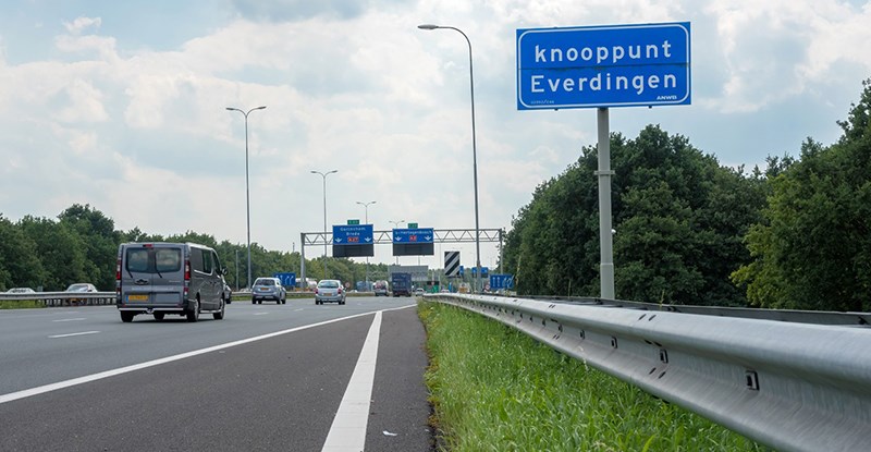 Verkeer op de snelweg A27 rijdt voorbij het bord Knooppunt Everdingen