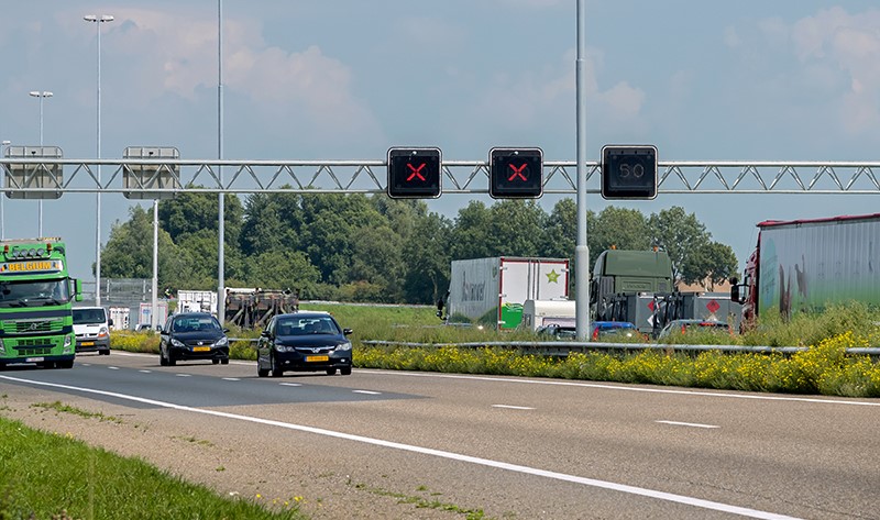Verkeer op de A27 met matrixborden boven de weg