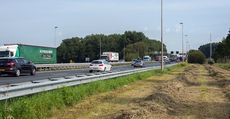 Verkeer op de Palenweg tussen de Merwedebrug en de afslag Werkendam