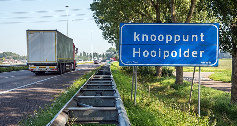 Bord knooppunt Hooipolder naast de snelweg