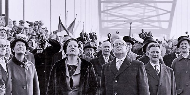 Archieffoto van koningin Juliana tijdens de opening van de Merwedebrug bij Werkendam