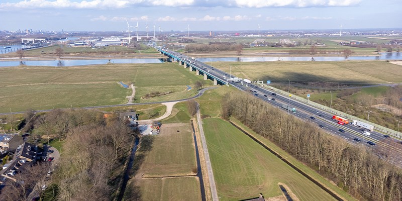 Luchtfoto van het terrein tussen De Hagen en de A27 waar de bouwkeet wordt geplaatst. 